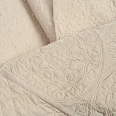 Medallion Scallop Oversized Embroidered Bedspread Set - Lush Décor 6 Medallion Scallop Oversized Embroidered Bedspread Set - Lush Décor - Image 4