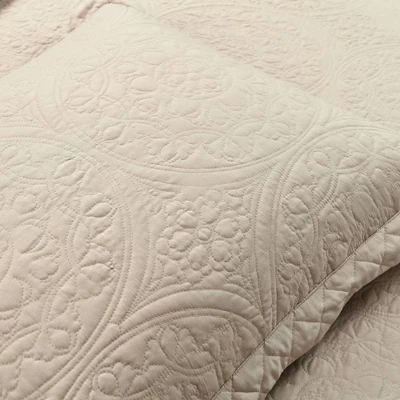 Medallion Scallop Oversized Embroidered Bedspread Set - Lush Décor 8 Medallion Scallop Oversized Embroidered Bedspread Set - Lush Décor - Image 6